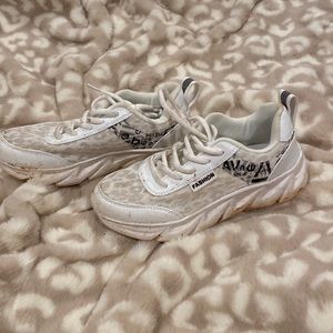 Super cute cheetah detail white sneakers! Size 6